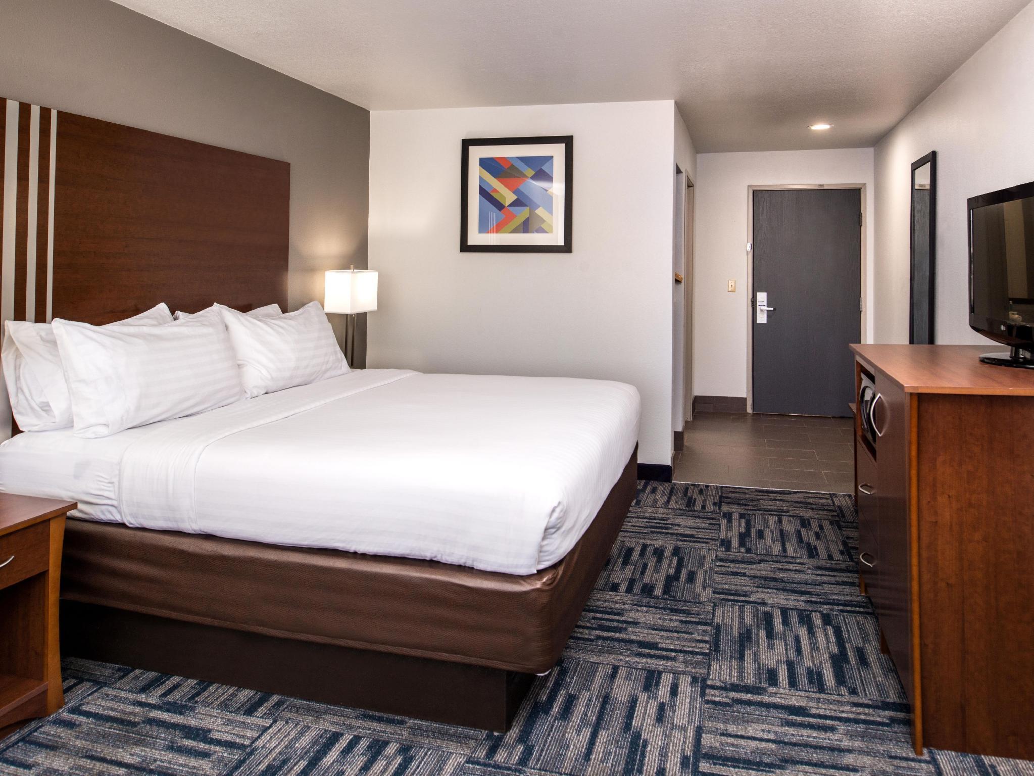Express & Highway 54/70 By Ihg Hotel