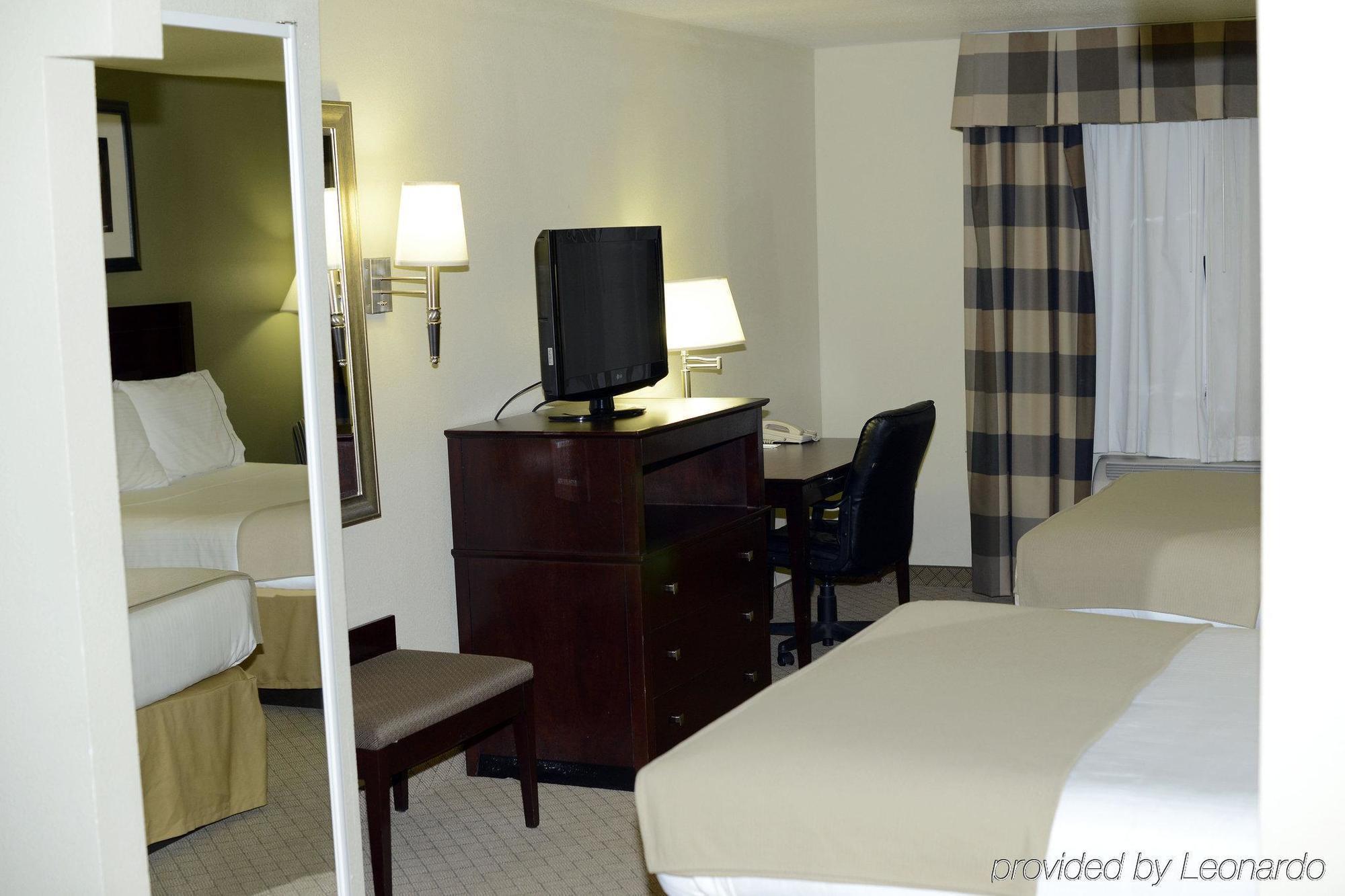 Express & Highway 54/70 By Ihg Hotel