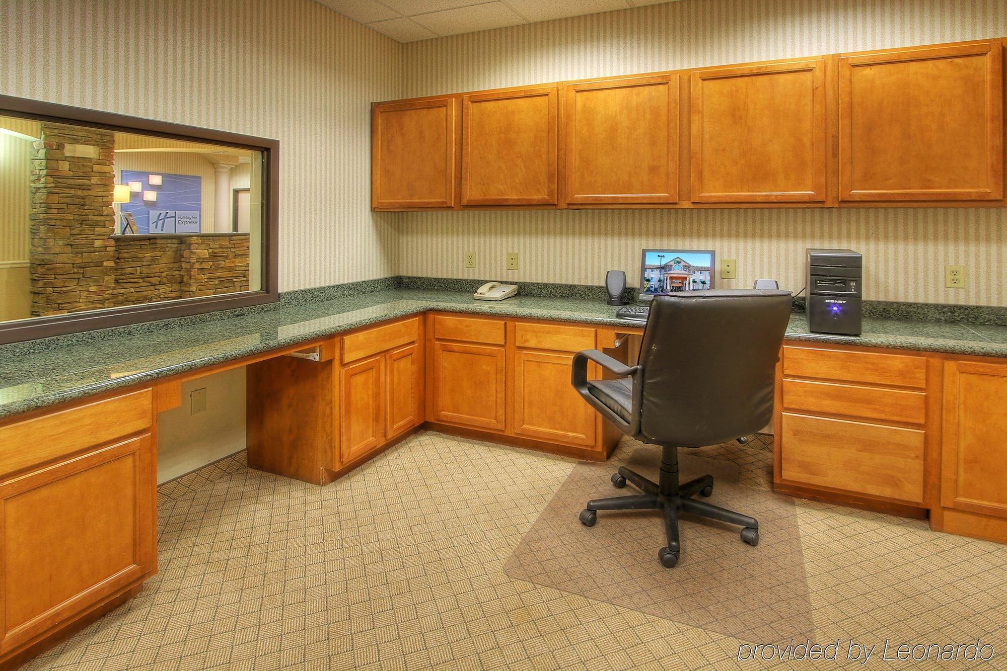 Hotel Express & Highway 54/70 By Ihg 2*