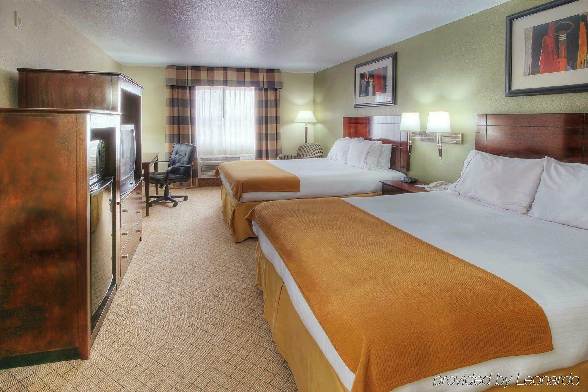 Express & Highway 54/70 By Ihg Hotel 2*