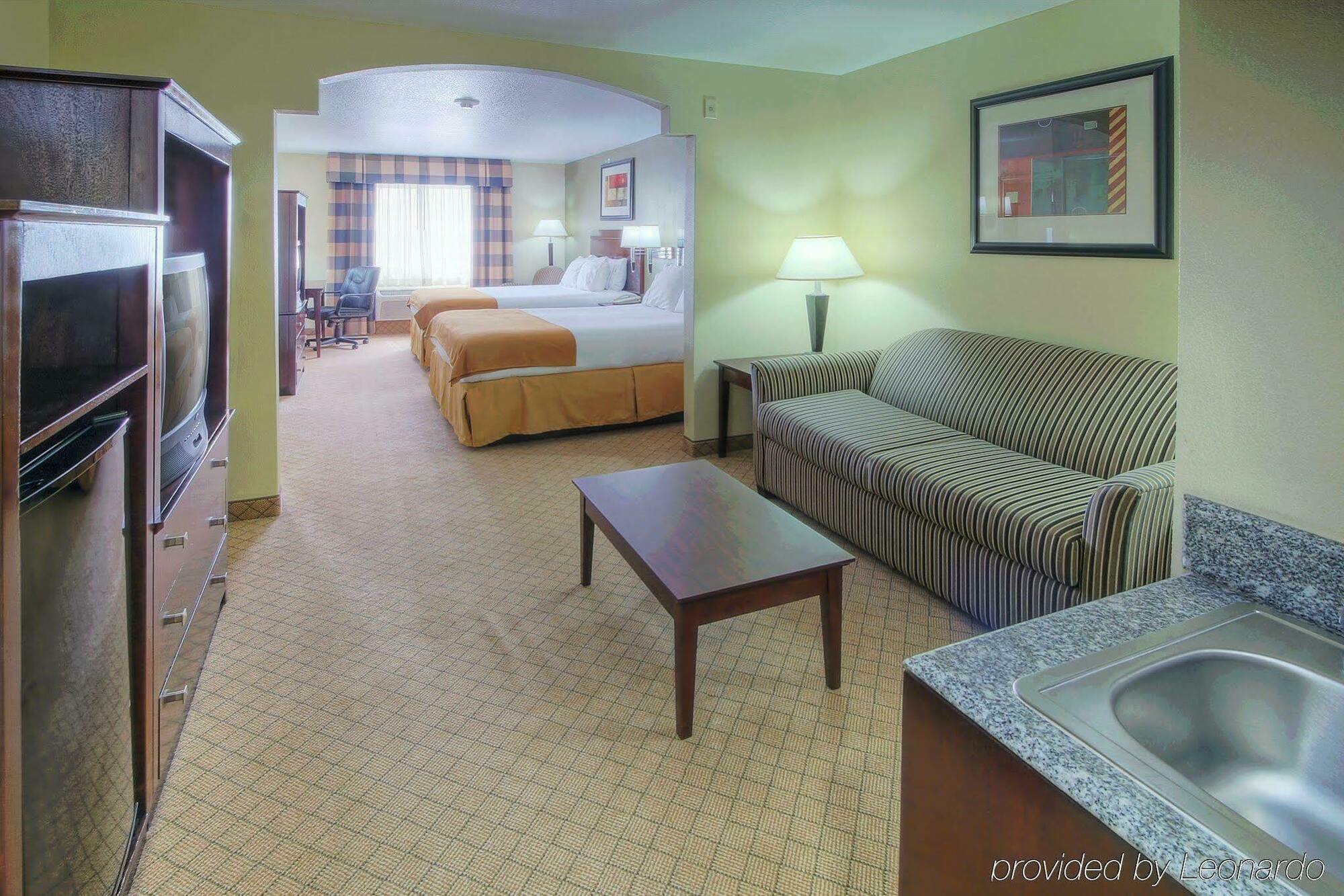 Hotel Express & Highway 54/70 By Ihg 2*